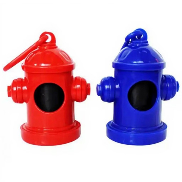 Dispensador de bolsas para perros en forma de hidrante, disponible en colores rojo y azul, con abertura frontal y gancho de sujeción.